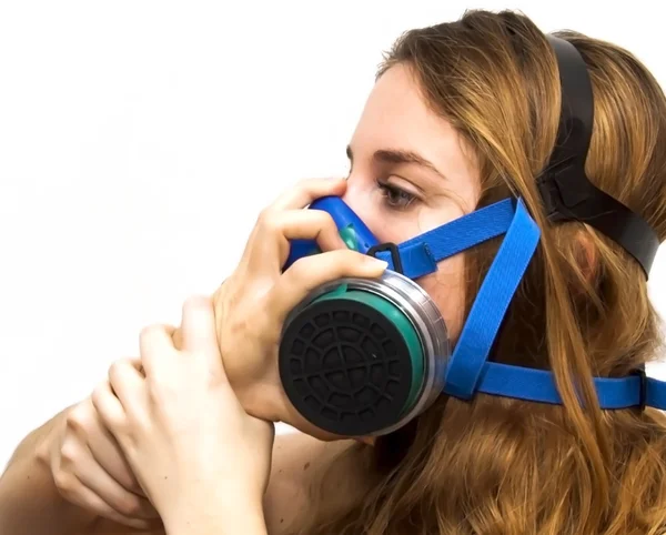 Retrato de hermosa mujer joven con máscara de gas — Foto de Stock