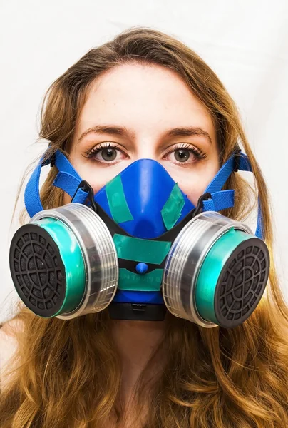 Retrato de hermosa mujer joven con máscara de gas — Foto de Stock