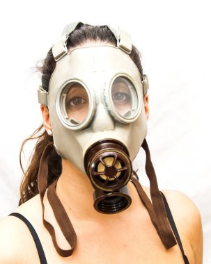 Güzel genç kadın portresi gaz maskesi