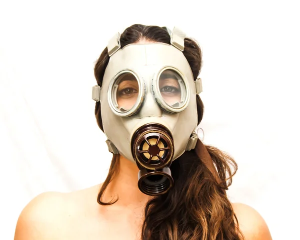 Portret van mooie jonge vrouw met gas masker — Stockfoto