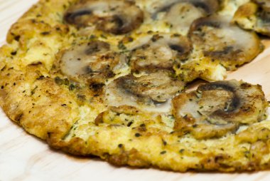 Omlet mantar ahşap plaka üzerinde