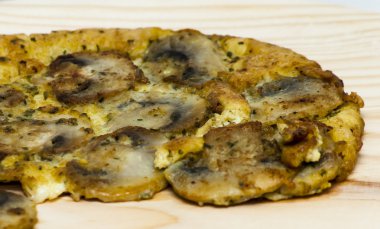 Omlet mantar ahşap plaka üzerinde