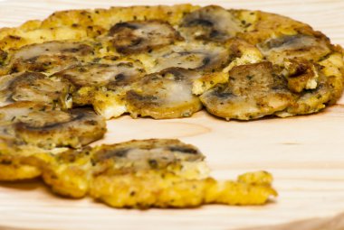 Omlet mantar ahşap plaka üzerinde