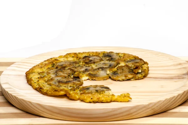 Omelette champignons sur une assiette en bois — Photo