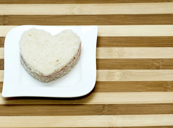 Sandwich de amor sobre fondo de madera — Foto de Stock