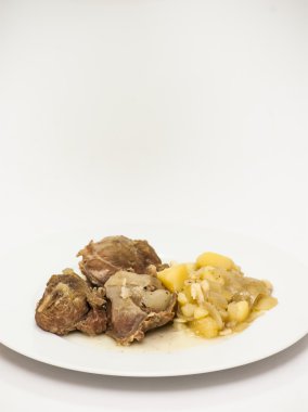 Lezzetli domuz eti yanak patates ile