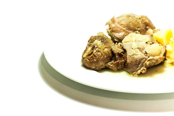 Smakelijke varkensvlees wangen met aardappelen — Stockfoto