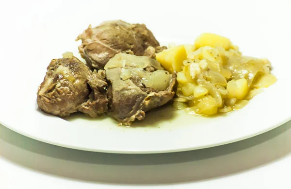 Joues de porc savoureux avec pommes de terre — Photo