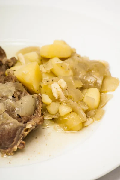 Smakelijke varkensvlees wangen met aardappelen — Stockfoto
