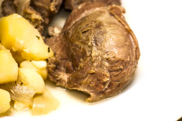 Вкусные свиные щечки с картошкой — стоковое фото