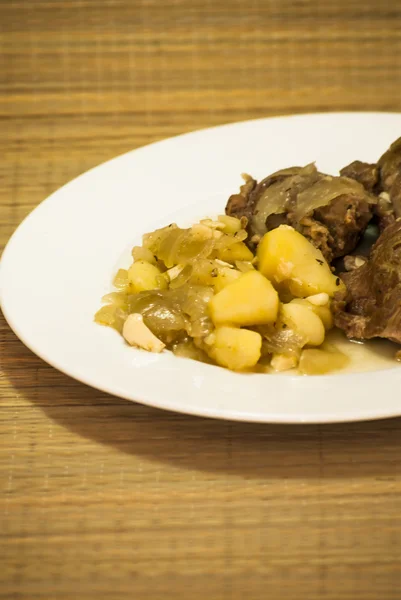 Smakelijke varkensvlees wangen met aardappelen — Stockfoto