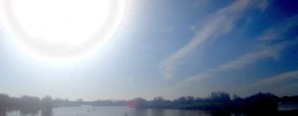 Vue panoramique d'un lac rétroéclairé — Photo