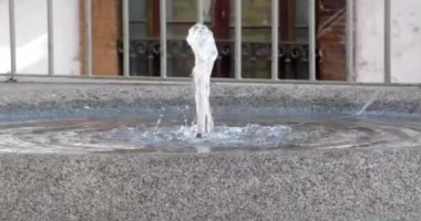 Hala su jeti hareket ederken Cinemagraph bir kaynak nerede dalgalar ve su damla kaldı