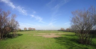 Bir gölün panoramik görüntüsü 