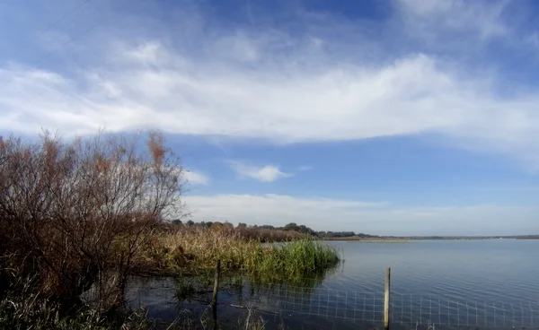 Panoramatický výhled na jezero — Stock fotografie