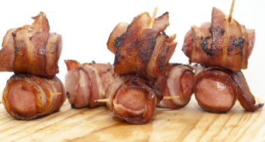 Derin Kızarmış sosis pastırma haddelenmiş 