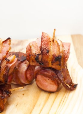 Derin Kızarmış sosis pastırma haddelenmiş 