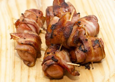 Derin Kızarmış sosis pastırma haddelenmiş 