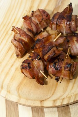 Derin Kızarmış sosis pastırma haddelenmiş 