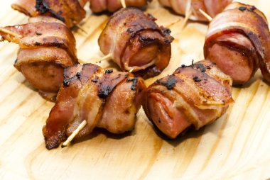 Derin Kızarmış sosis pastırma haddelenmiş 