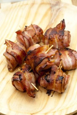 Derin Kızarmış sosis pastırma haddelenmiş 