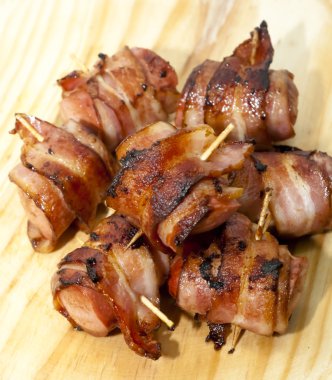 Derin Kızarmış sosis pastırma haddelenmiş 