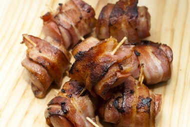 Derin Kızarmış sosis pastırma haddelenmiş 