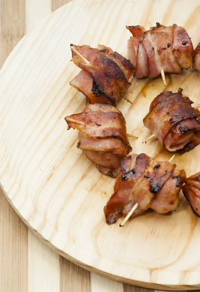 Friterad korv rullade i bacon — Stockfoto