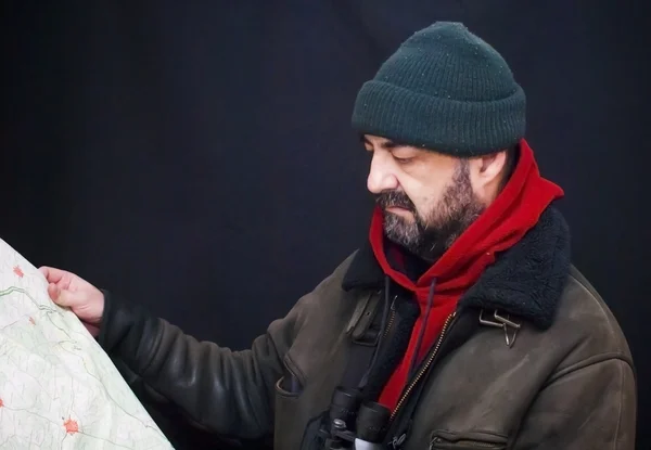 Retrato de hombre aventura con mapa y extremo explorador engranaje ove —  Fotos de Stock