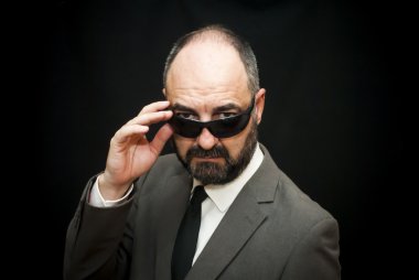 Yakışıklı iş adamı, kel ve sakal, siyah üzerine