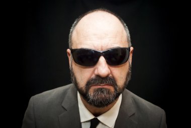 Yakışıklı iş adamı, kel ve sakal, siyah üzerine