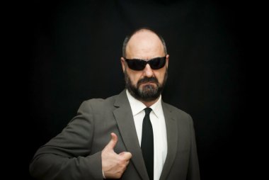 Yakışıklı iş adamı, kel ve sakal, siyah üzerine