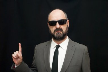 Yakışıklı iş adamı, kel ve sakal, siyah üzerine