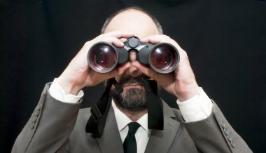 Yakışıklı iş adamı, kel ve sakal, siyah üzerine