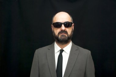 Yakışıklı iş adamı, kel ve sakal, siyah üzerine