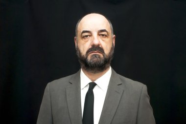 Yakışıklı iş adamı, kel ve sakal, siyah üzerine