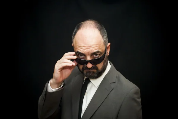 Hombre de negocios guapo, calvo y barba, sobre negro —  Fotos de Stock