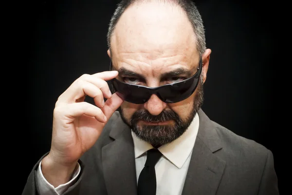 Hombre de negocios guapo, calvo y barba, sobre negro —  Fotos de Stock