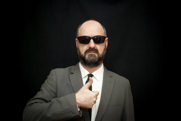 Hombre de negocios guapo, calvo y barba, sobre negro —  Fotos de Stock