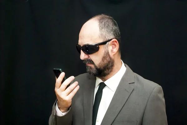 Hombre de negocios guapo, calvo y barba, sobre negro —  Fotos de Stock