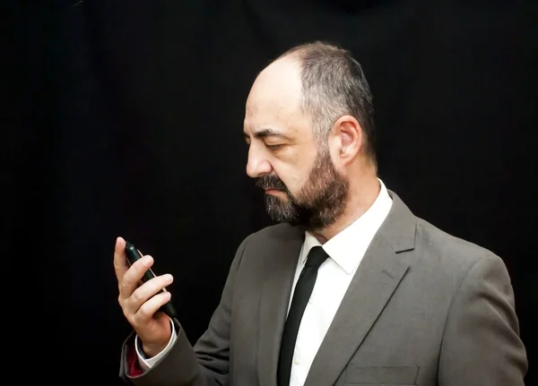 Hombre de negocios guapo, calvo y barba, sobre negro —  Fotos de Stock