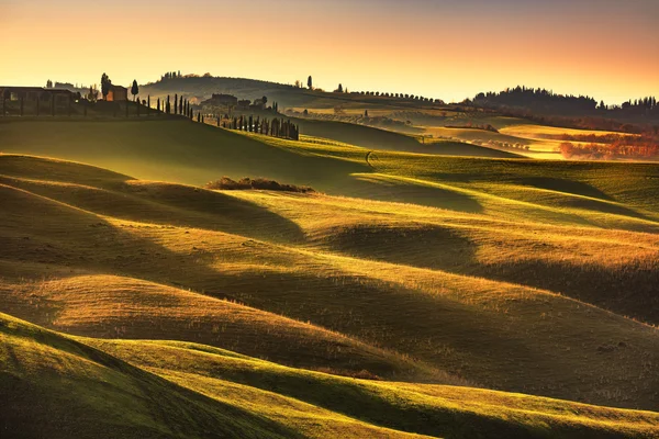 Tuscany tavasszal, dombok, a sunset. Vidéki táj. Zöld — Stock Fotó