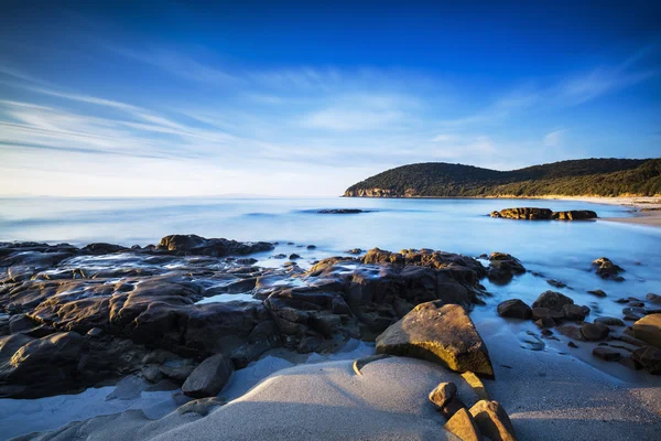 Sonnenuntergang am Strand der Cala Violina in der Maremma, Toskana. mediterran — Stockfoto