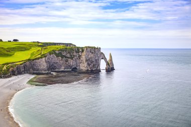 Etretat aval cliff ve kayalar landmark ve mavi okyanus. Normandiya,