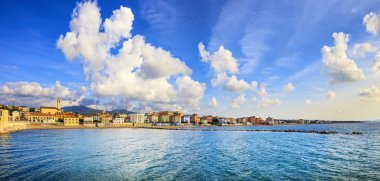 San Vincenzo plaj ve sahil panoramik görünümü. Toskana, İtalya.