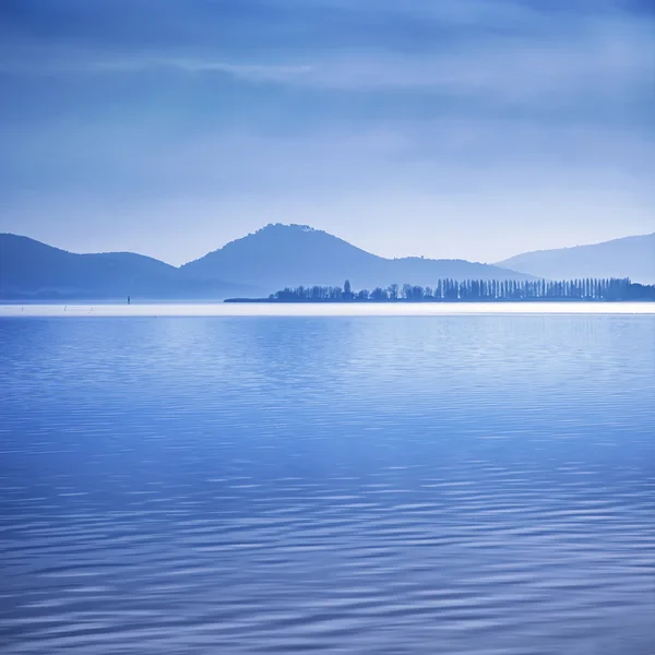 Superficie del agua en una mañana azul en el lago Trasimeno, Italia. Hola. — Foto de Stock