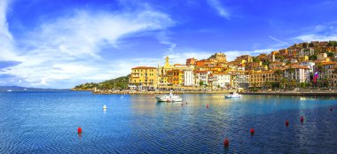 Porto santo stefano Köyü ve deniz manzarası. Argentario, tu