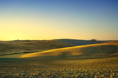 Tuscany Bahar, sunset bulvarında tepeler haddeleme. Kırsal manzara. Yeşil 