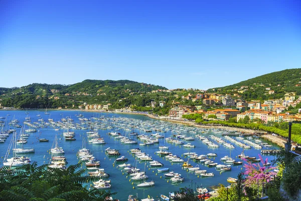 Lerici, a kikötő és a falu. Cinque terre, Olaszország-Ligury — Stock Fotó