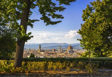 Floransa veya Firenze günbatımı hava cityscape bir kamu bahçe